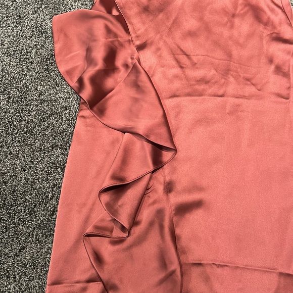 Silk skirt with a slit on the side with pleats. - Picture 2 of 3